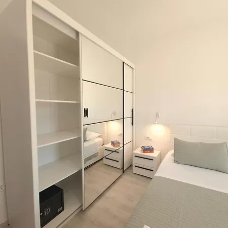 3-Bedroom Sea View Home With Private Parking Lejlighed *