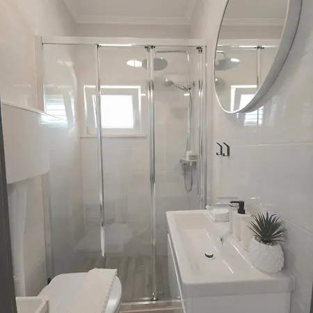 Lejlighed 3-Bedroom Sea View Home With Private Parking *