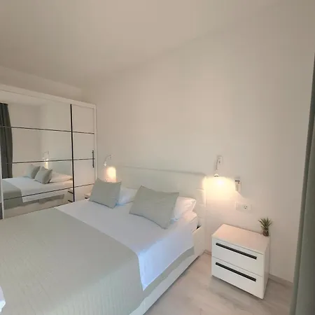 Lejlighed 3-Bedroom Sea View Home With Private Parking