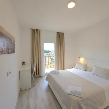 Apartmán 3-Bedroom Sea View Home With Private Parking