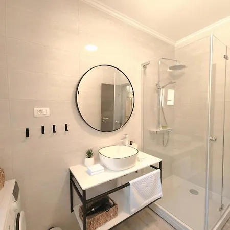 3-Bedroom Sea View Home With Private Parking Apartmán